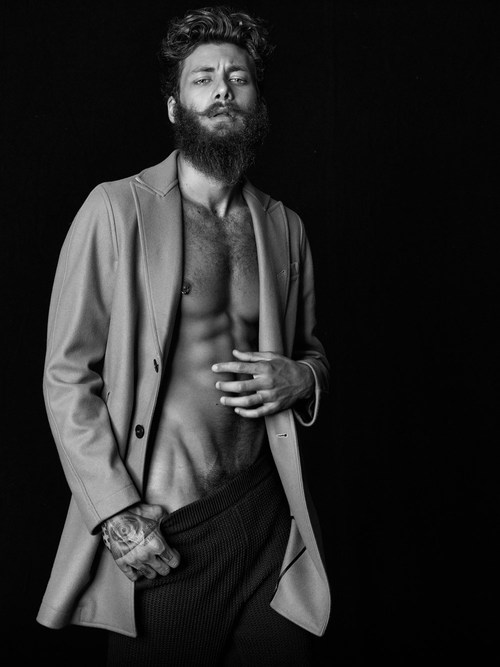 hip bone connected to da