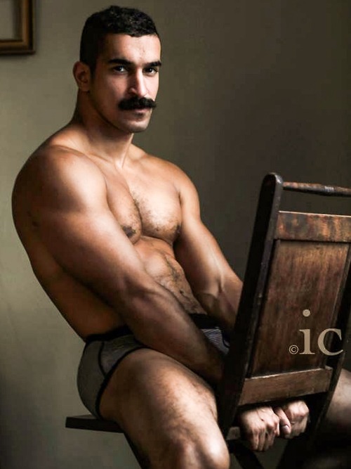 MUSTACHIO MACHO