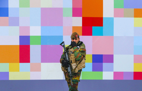 A Belgian soldier patrols a shopping street in central Brussels as police search the area during a continued high level of security following the recent deadly Paris attacks, Belgium, November 24, 2015.  REUTERS/Yves Herman      TPX IMAGES OF THE DAY      - RTX1VLS5